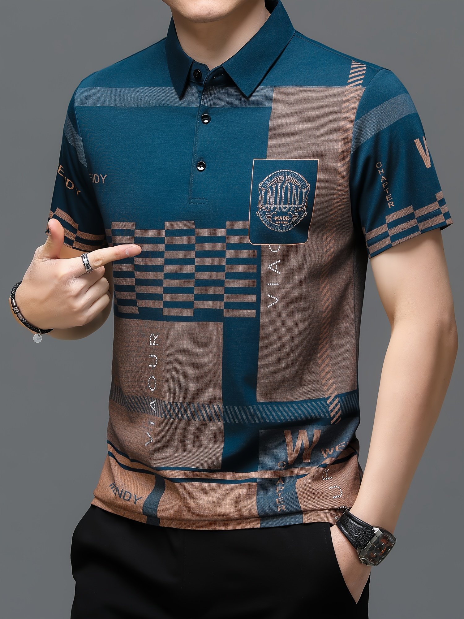 Men??s Irregular Geometric Pattern And Alphabet Print Sports Shirt With Henley Neck, Lapel Collar And Short Sleeve, Casual And Chic Tee For Men, Tops Suitable For Summer Outdoors Activities